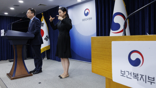 조규홍 보건복지부 장관이 10월 26일 오전 서울 종로구 정부서울청사에서 열린 지역 및 필수 의료 혁신 이행을 위한 추진계획 관련 브리핑을 하고 있다. 연합뉴스